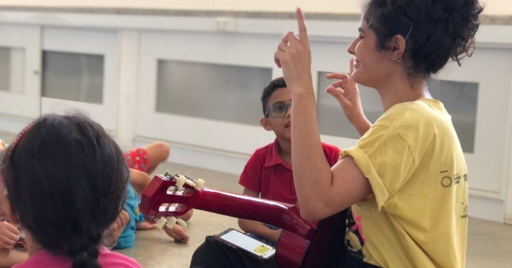 Menino tocando violão em aulas gratuitas de música em Caucaia