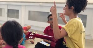 Menino tocando violão em aulas gratuitas de música em Caucaia