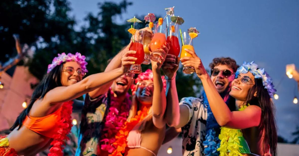 Grupo de foliões brindando com bebidas alcoólicas no Carnaval ao ar livre