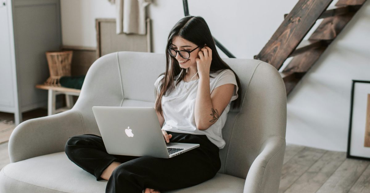 Leitora acessando o Boa Notícia Brasil em notebook com nova plataforma digital