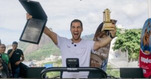 atleta brasileiro celebra recorde mundial após correr por 24 horas seguidas