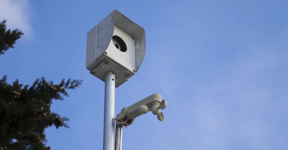 Câmeras com IA no trânsito instaladas em poste para fiscalização eletrônica