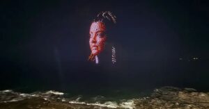 Carnaval de Salvador com drones formando rosto de Preta Gil no Farol da Barra