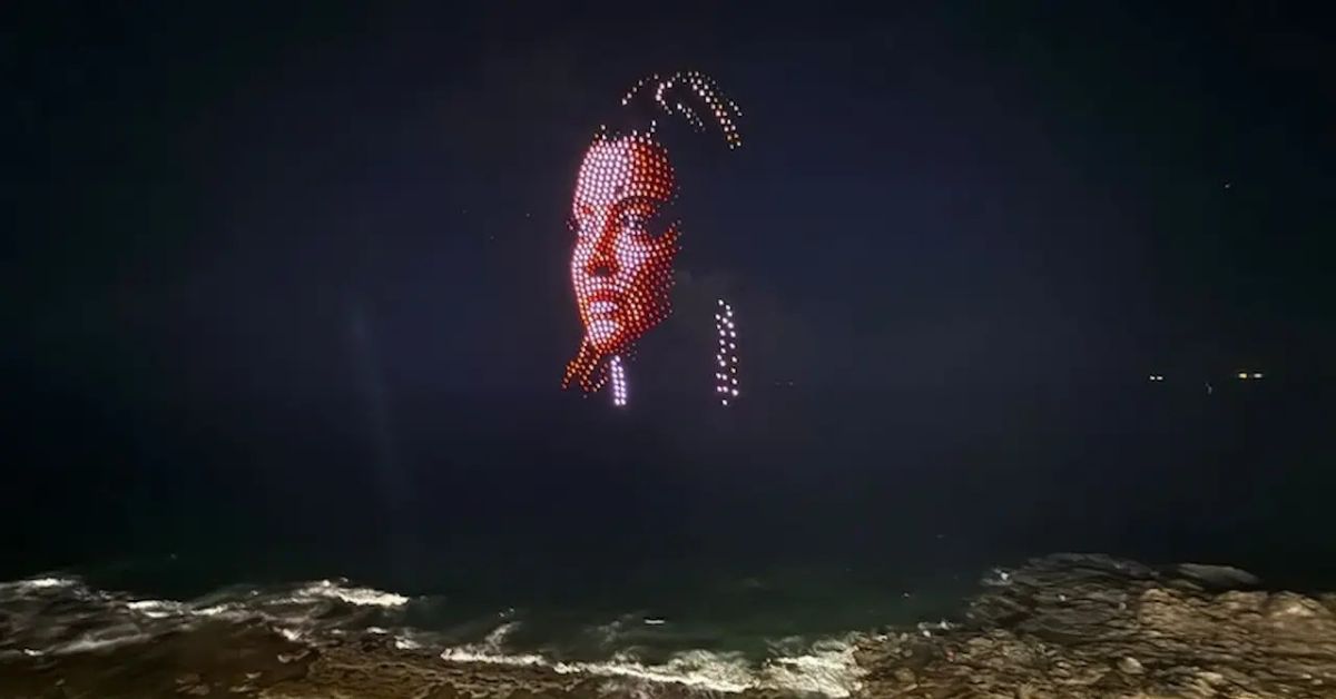 Carnaval de Salvador com drones formando rosto de Preta Gil no Farol da Barra