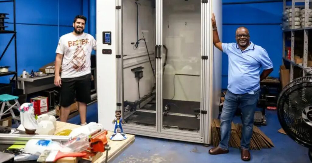 Carnaval sustentável no barracão da Beija-Flor com impressora 3D de grande porte