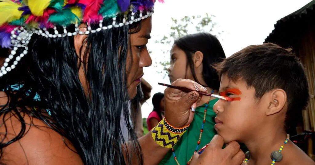 Criança em comunidade tradicional durante atividade cultural ligada às escolas indígenas no Brasil