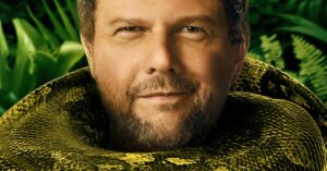 Filme com Selton Mello em cena promocional de Anaconda ambientada na floresta