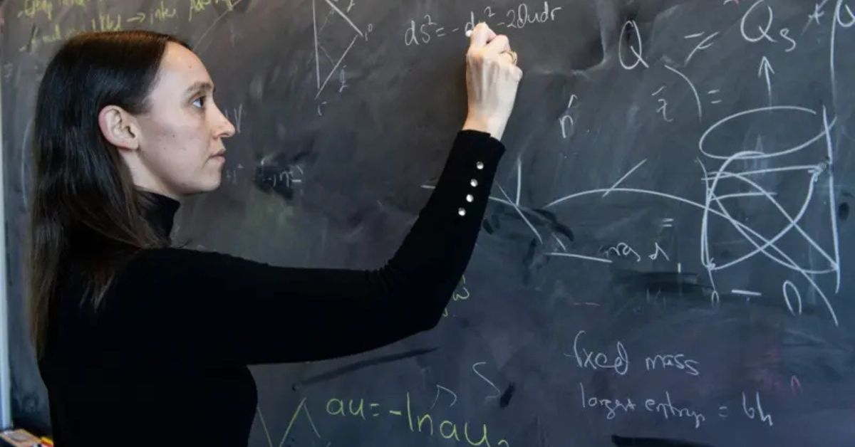 Física construiu avião aos 14 anos escreve equações sobre holografia celestial em quadro negro