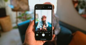 IA na câmera do celular aplicando reconhecimento facial e ajuste automático de foco