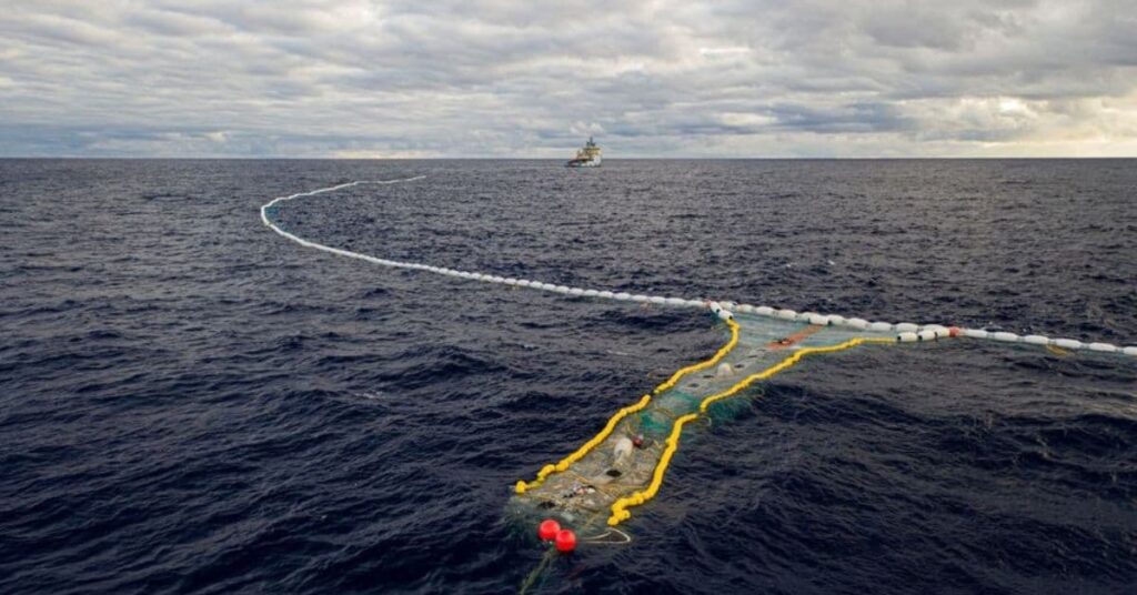 limpeza dos oceanos com sistema flutuante capturando plástico marinho