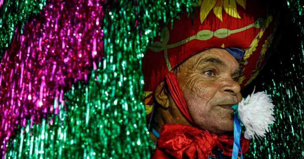 Caboclo de lança do Maracatu Cambinda durante desfile de Carnaval em Pernambuco