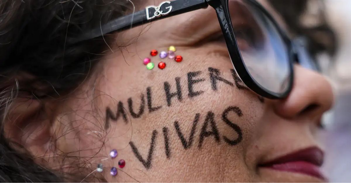 Mulher participa de ato público com a frase “Mulheres Vivas”, em contexto do pacto contra o feminicídio no Brasil