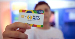 Cartão do Pé-de-Meia Licenciaturas exibido por estudante beneficiário do programa do MEC
