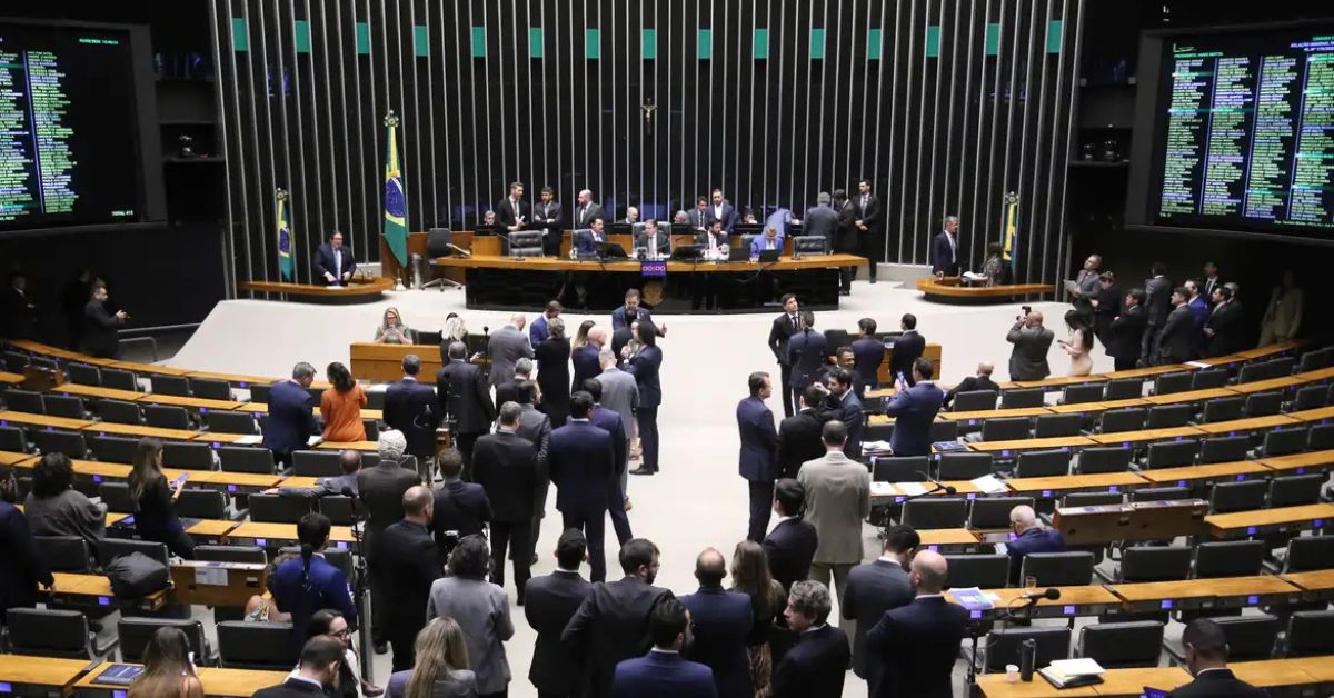Deputados durante votação do PL Antifacção no plenário da Câmara dos Deputados
