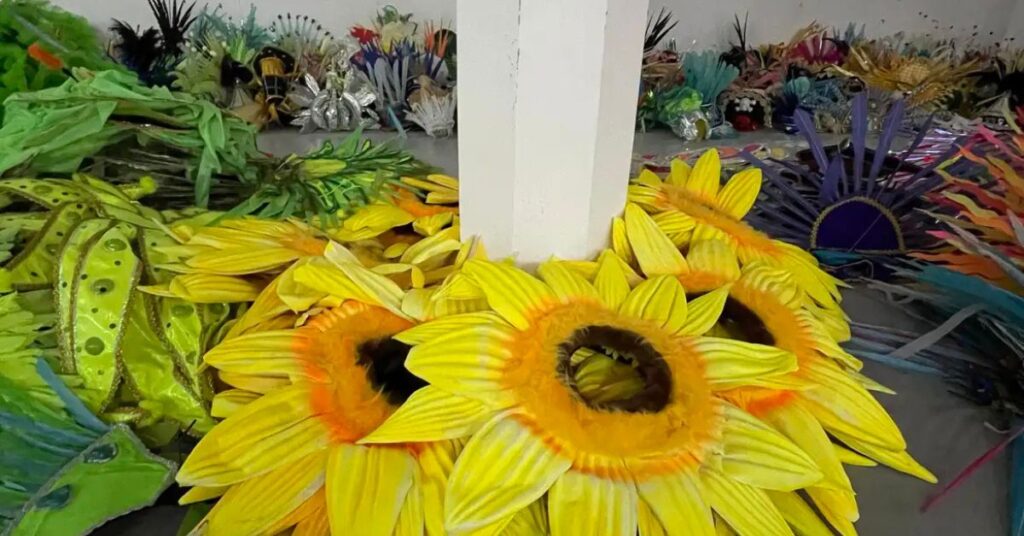 Reaproveitamento de fantasias do Carnaval com adereços florais usados na Sapucaí