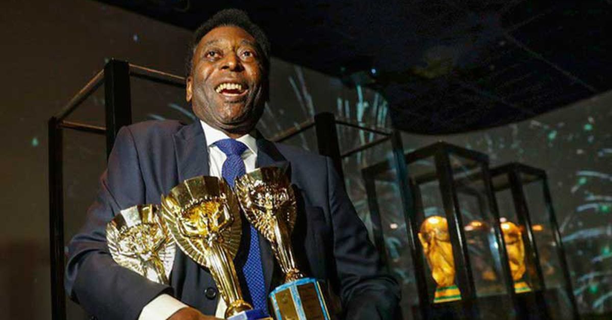 Rei Pelé segura troféus históricos em cerimônia de homenagem
