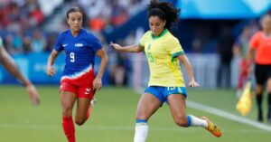 Jogadora da Seleção Feminina em partida internacional durante amistoso preparatório