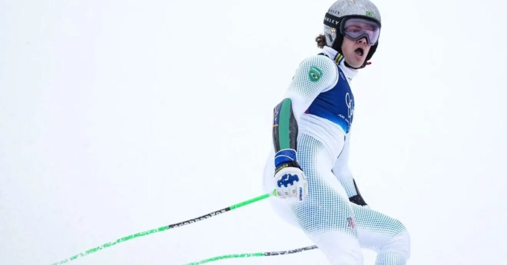 Atleta brasileiro compete no slalom gigante durante descida que garantiu ouro olímpico