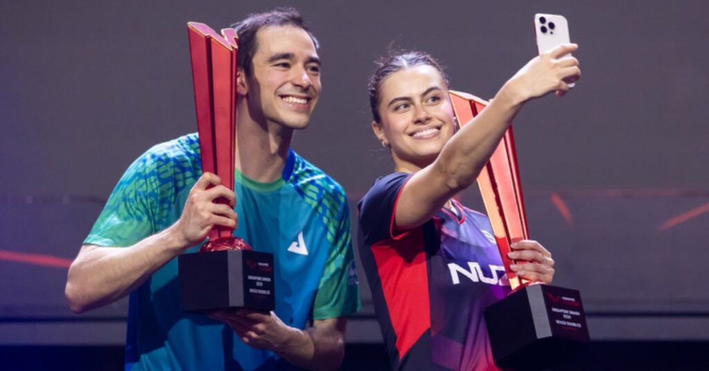 Hugo Calderano e Bruna Takahashi comemoram título no tênis de mesa durante o Smash de Singapura