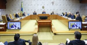 Plenário do STF durante julgamento sobre tratamento de câncer no SUS