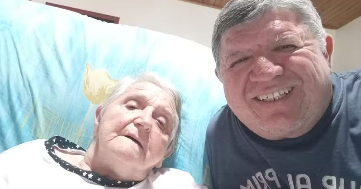 Nestor ao lado da mãe Nair após tratamento do Alzheimer com cannabis no Paraná