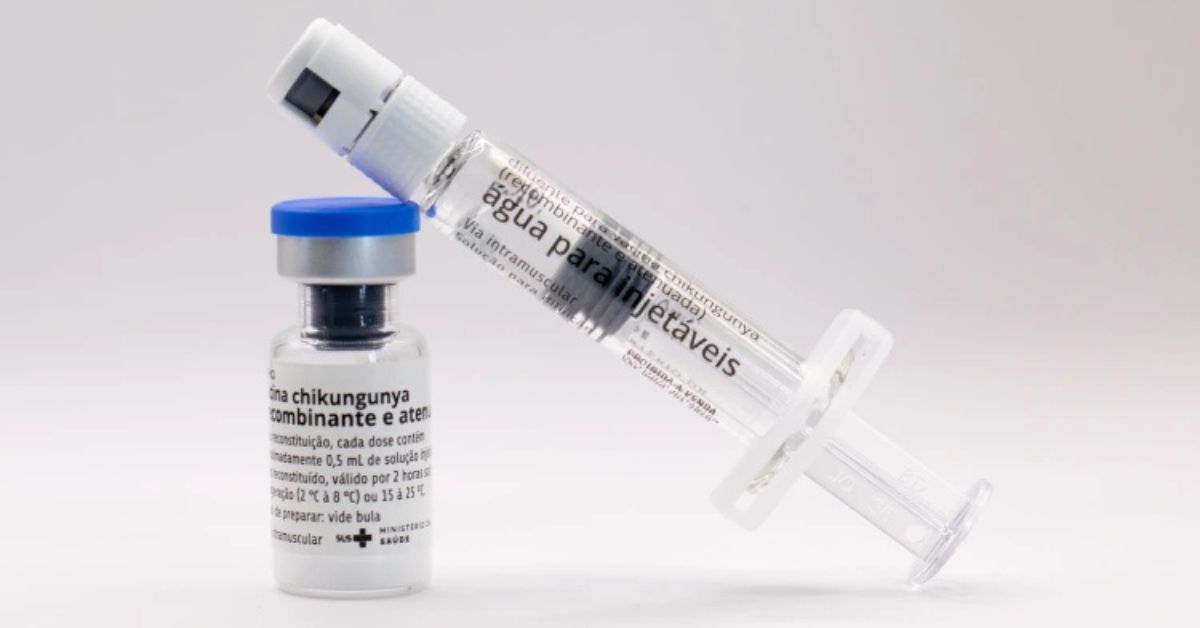 Frasco e seringa da vacina contra chikungunya desenvolvida pelo Butantan