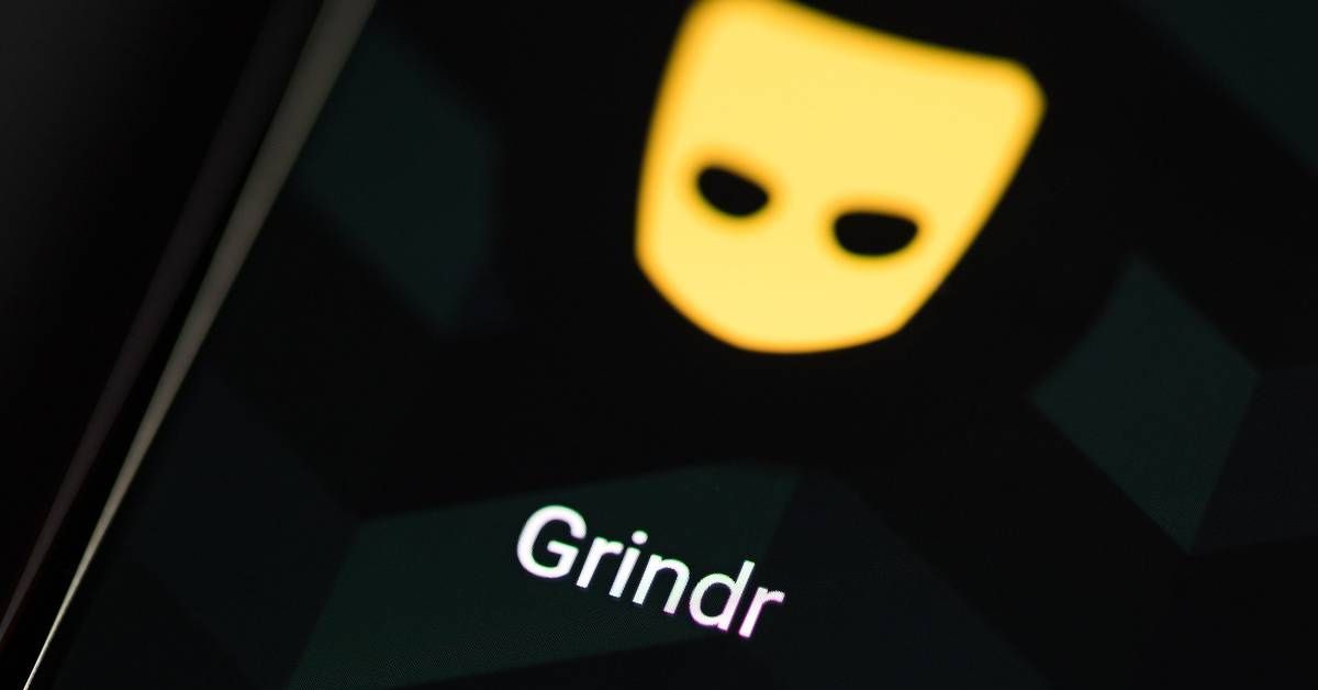 Ícone do aplicativo Grindr em smartphone ilustrando verificação de idade no Grindr no Brasil
