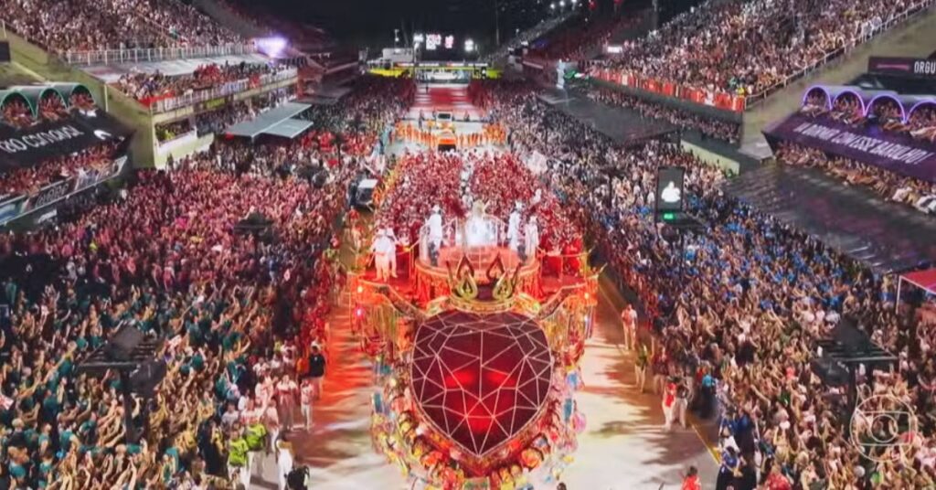 Viradouro campeã 2026 desfila com alegoria na Marquês de Sapucaí lotada