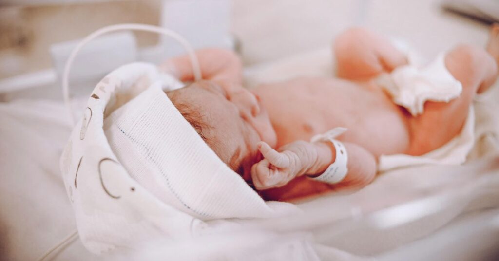 recém-nascido na UTI neonatal monitorado com apoio de aplicativo na UTI neonatal