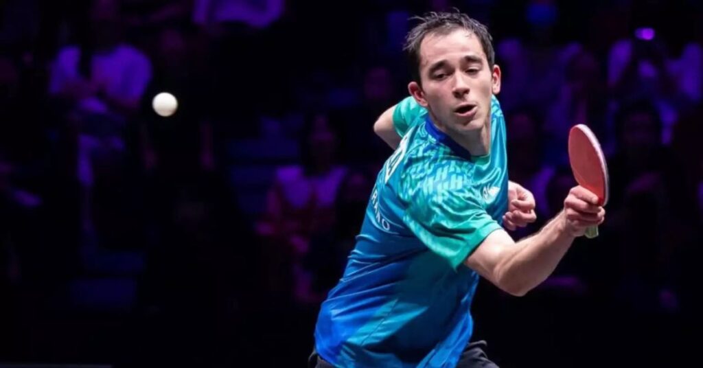 Hugo Calderano em ação durante estreia dominante na Copa do Mundo de Tênis de Mesa
