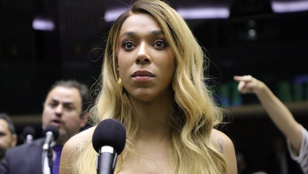 Erika Hilton durante sessão após Câmara elege Erika Hilton presidente da Comissão da Mulher