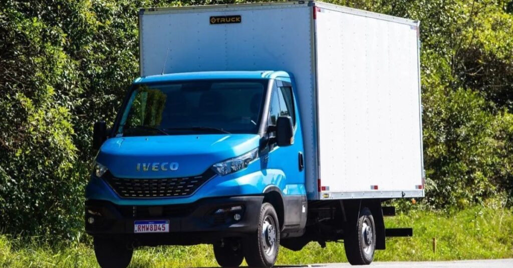 caminhões no Brasil modelo Iveco utilizado no transporte de carga com menor emissão de carbono
