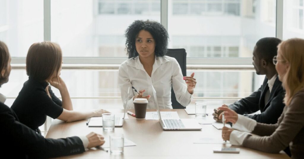 carreiras femininas reunião de liderança com mulheres discutindo estratégias profissionais