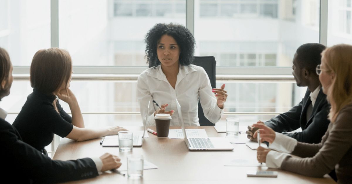 carreiras femininas reunião de liderança com mulheres discutindo estratégias profissionais