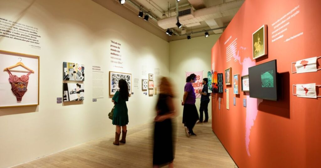 Exposição em centro cultural no Rio de Janeiro com obras visuais em destaque durante chamada para artistas