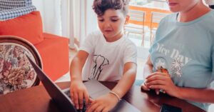 OpenAI muda regras e aumenta proteção no ChatGPT para adolescentes