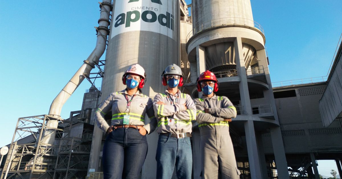 Funcionários em frente à unidade industrial da Cimento Apodi no Ceará