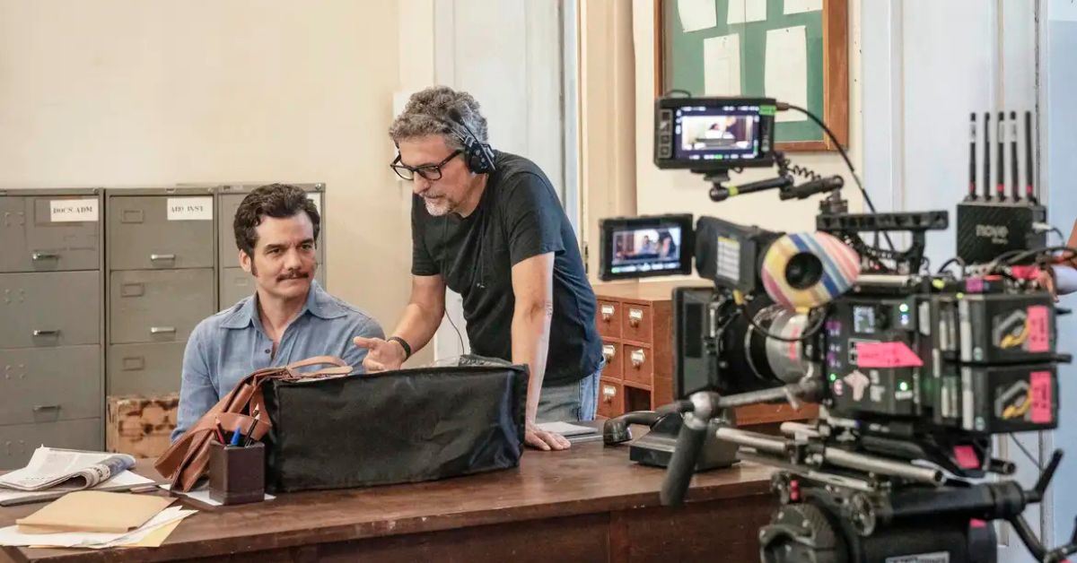 Cena de filmagem de O Agente Secreto com Wagner Moura e equipe, destaque do cinema brasileiro em premiações internacionais