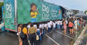 Carreta leva cinema gratuito a 10 estados com cidades que não têm salas de exibição