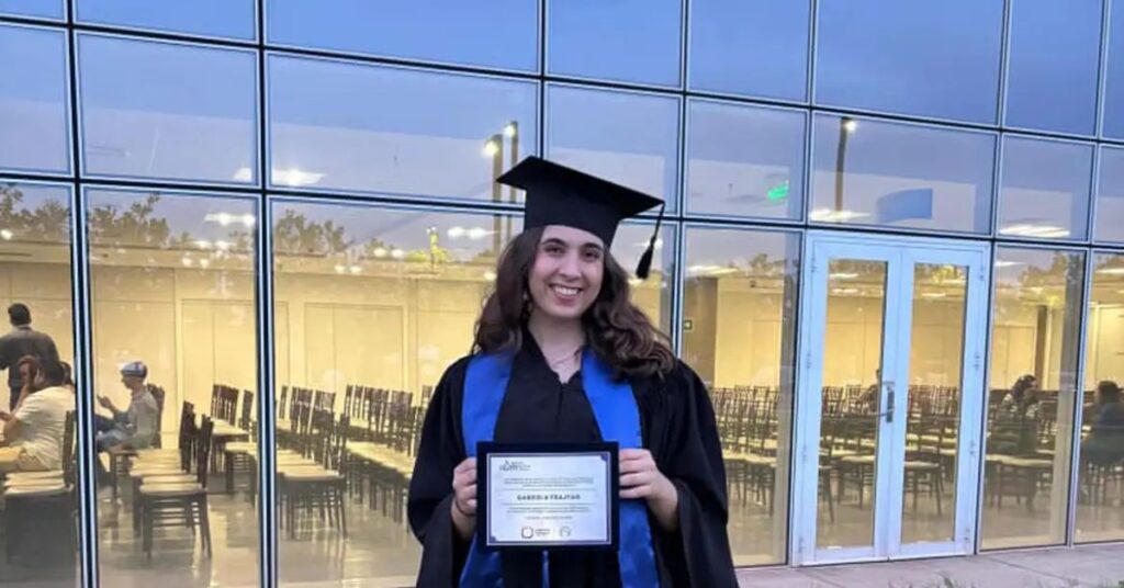 Gabriela Frajtag após reconhecimento em concurso internacional de biologia em 2025