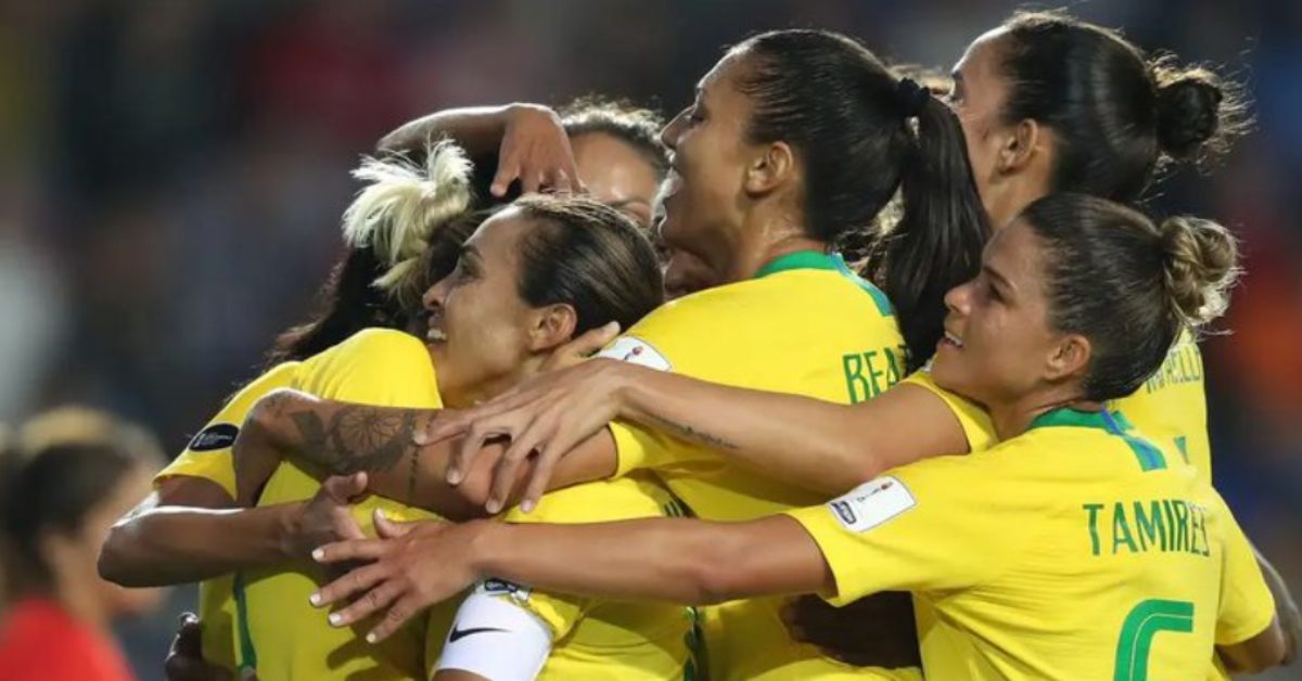 Jogadoras da seleção brasileira comemoram gol na Copa do Mundo Feminina