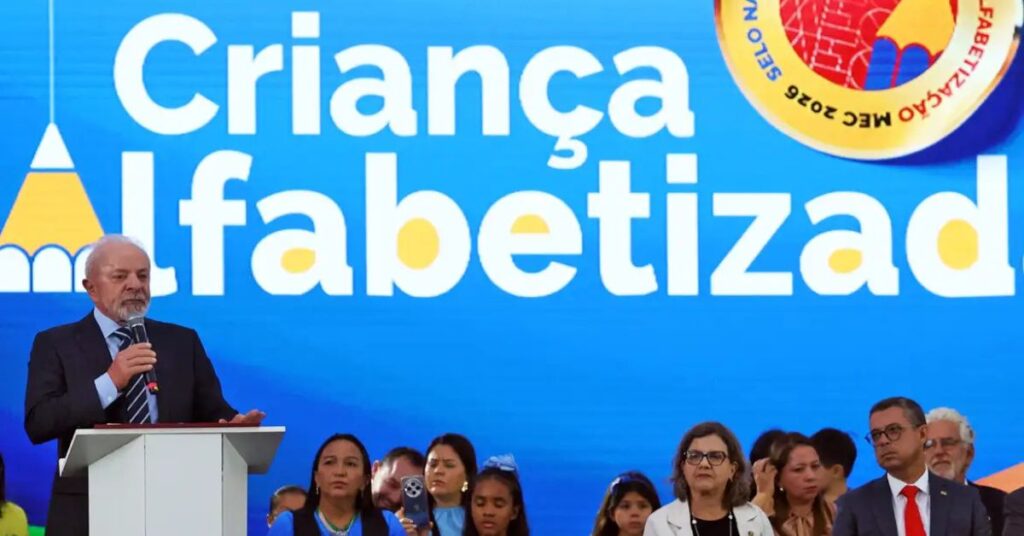 crianças alfabetizadas na idade certa em evento do MEC com apresentação de resultados