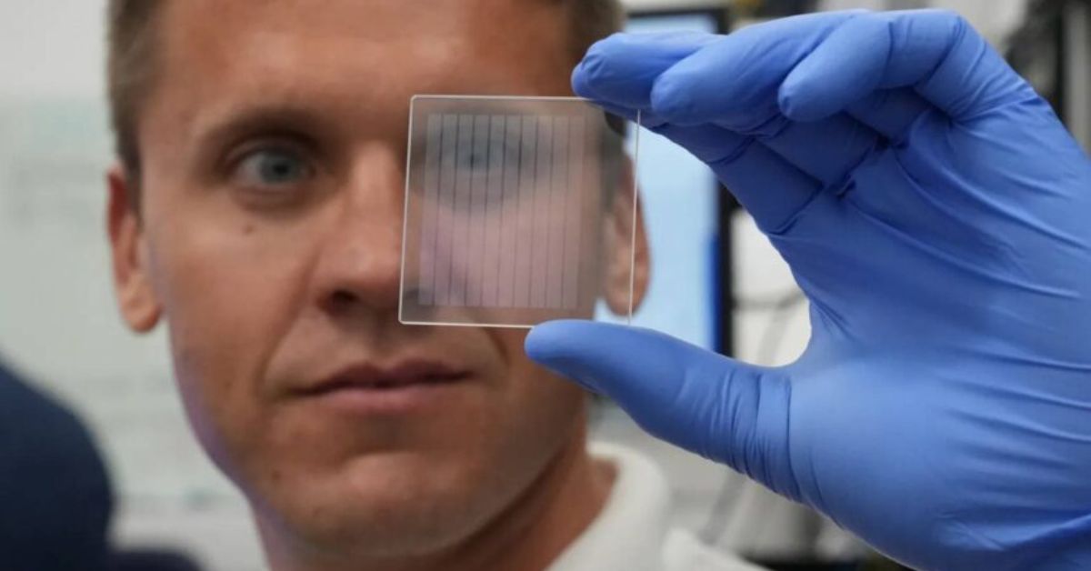 Cientista segura disco de vidro usado em cristais de memória para armazenamento de dados