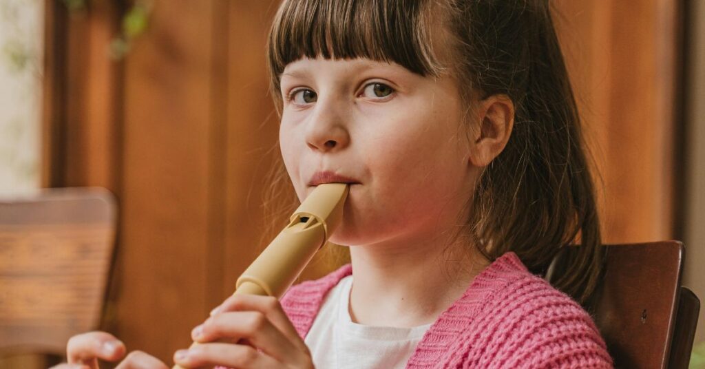 criança participa de aula em curso de música gratuito de musicalização