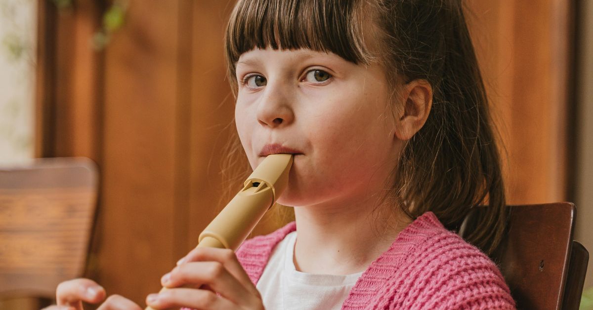 criança participa de aula em curso de música gratuito de musicalização