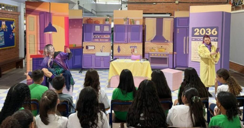 educação financeira nas escolas ensinada por meio de teatro para estudantes da rede pública
