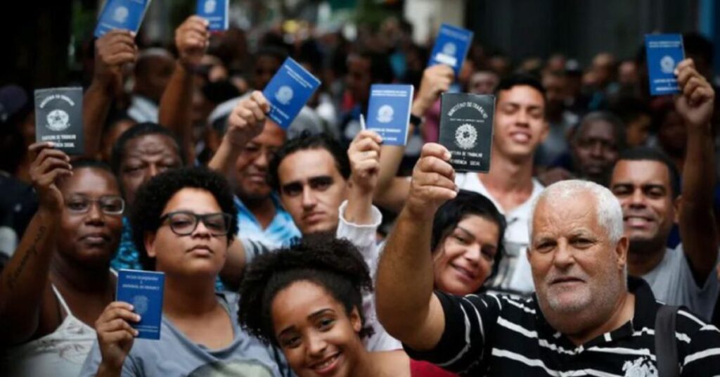 Trabalhadores exibem carteira assinada após criação de empregos formais no Brasil em janeiro de 2026