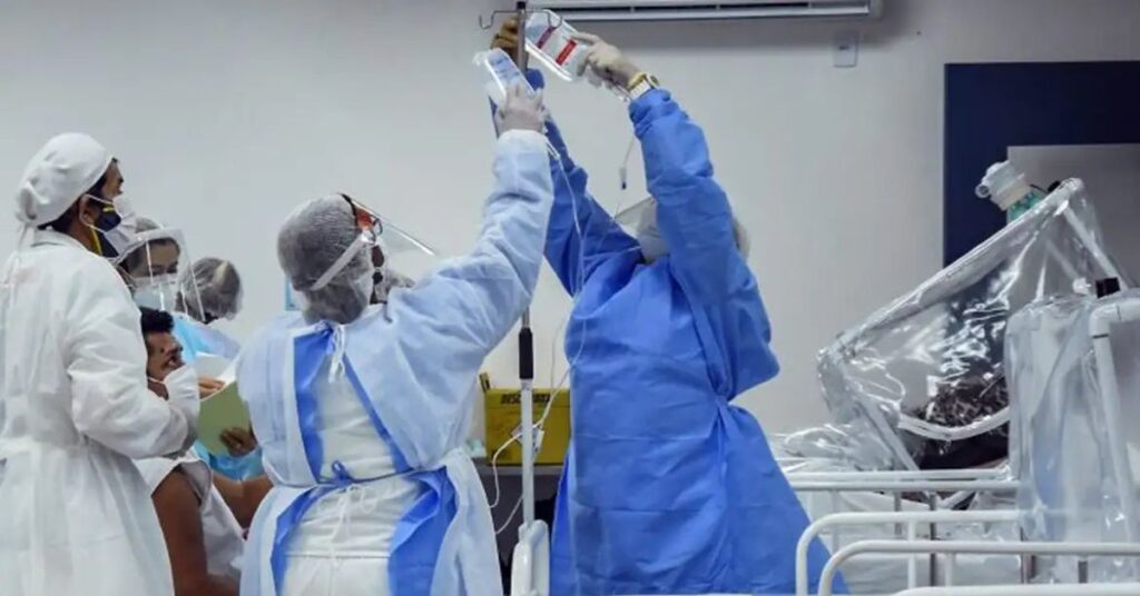 profissionais de enfermagem neonatal em unidade hospitalar do SUS durante atendimento a recém-nascido