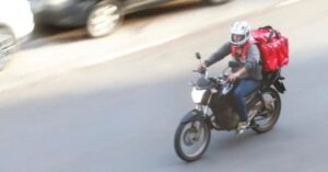 R$ 10 por corrida: proposta muda ganhos de entregadores e motoristas por aplicativo