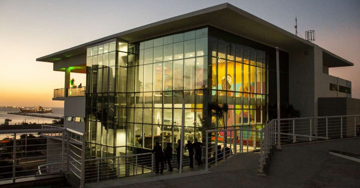 Escola de gastronomia social no Ceará com fachada moderna e iluminação ao entardecer